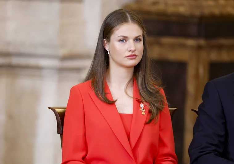 El traje rojo de la Princesa Leonor para celebrar el décimo aniversario de la proclamación de los Reyes>