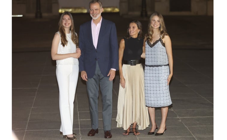 Imagen principal - Doña Letizia recuperó su falda plisada dorada que combinó con complementos en negro, la Princesa de Asturias estrenó conjunto de Sfera y la Infanta Sofia eligió un conjunto de top y pantalón en color blanco. 