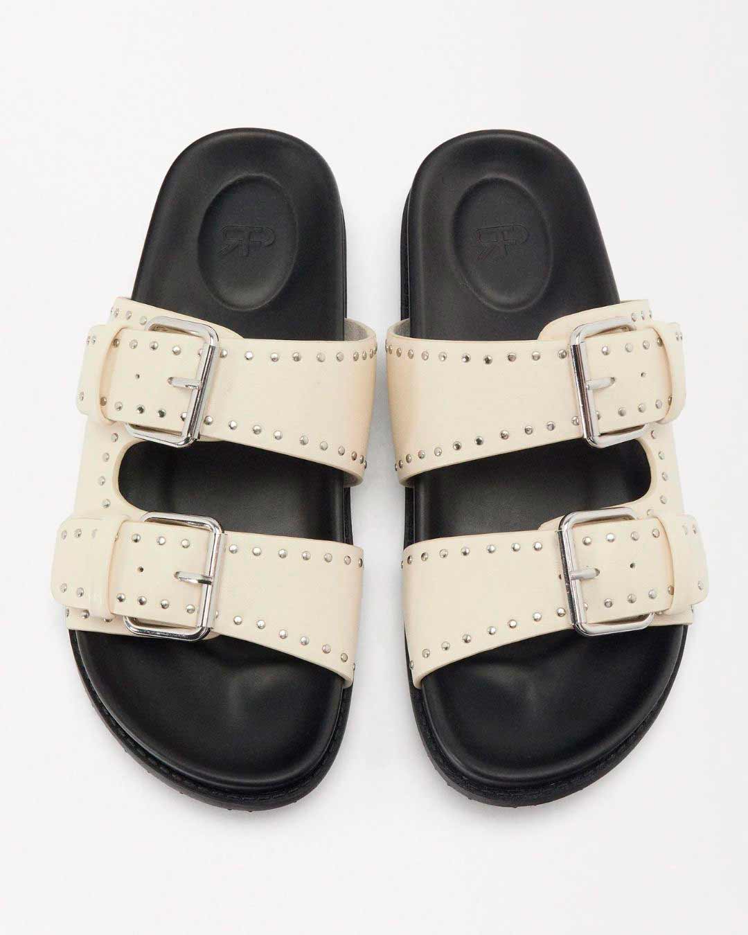 Sandalias planas con hebillas y tachuelas. 22.99 euros en las rebajas de Parfois.