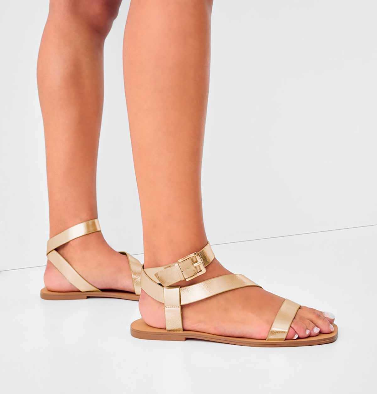 Sandalias metalizadas con pulsera en el tobillo. 12.99 euros en las rebajas de Bershka.