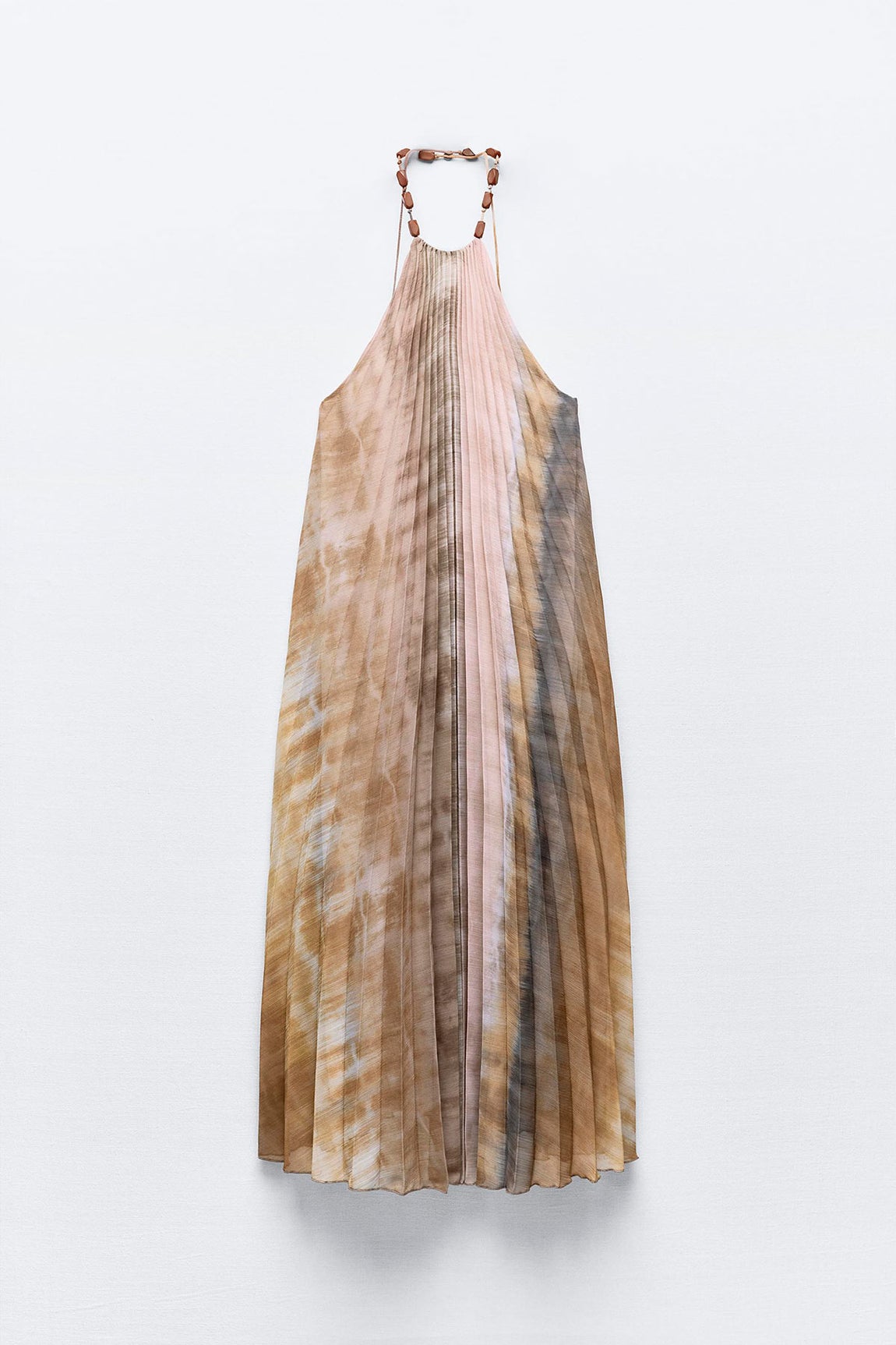 Vestido plisado con cuello halter decorado con abalorios. 29.99 euros en Zara.