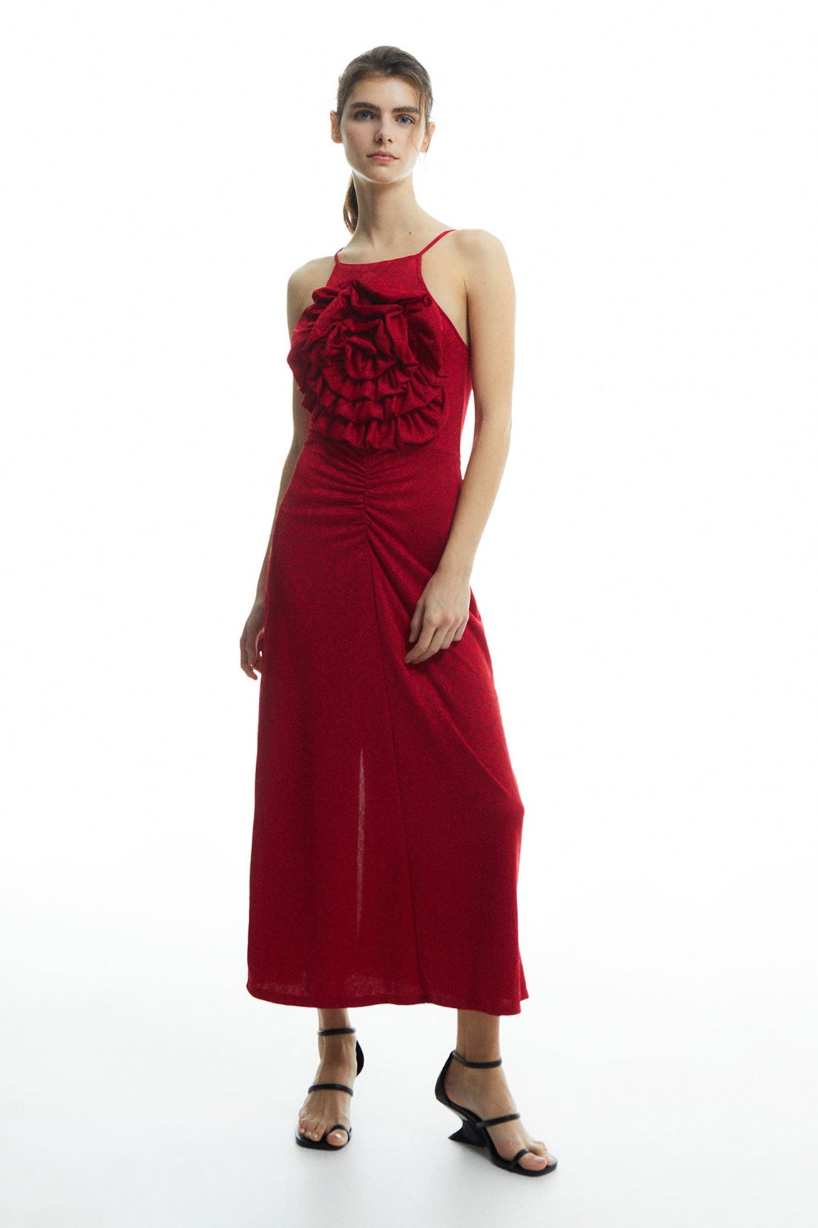 Vestido largo en jacquard con aplique de flor en 3D en el pecho. Antes costaba 35.99 euros en Sfera y ahora 25.99 euros
