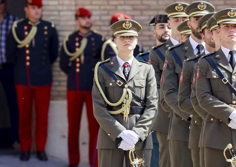 Imagen secundaria 1 - La Reina Letizia y la Infanta Sofía apuestan por vestidos asimétricos y zapato plano en Zaragoza