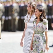 La Reina Letizia y la Infanta Sofía apuestan por vestidos asimétricos y zapato plano en Zaragoza