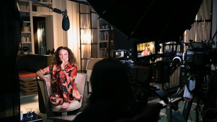 Diane von Fürstenberg en su casa grabando el documental que se presentó en el Festival de Tribeca (Nueva Yok) y que acaba de llegar a Disney +