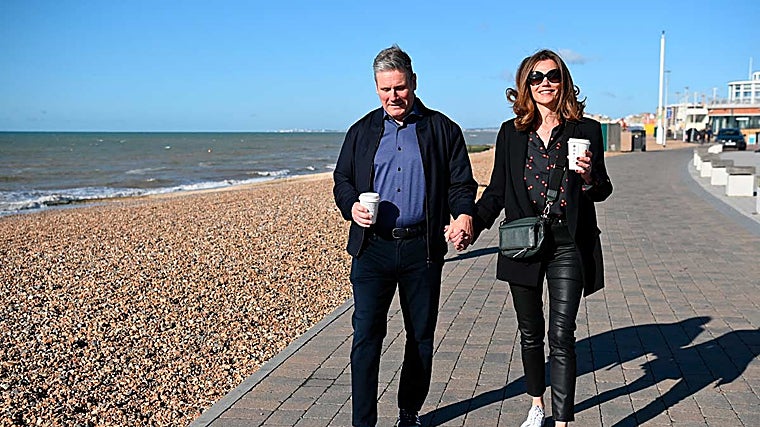 Victoria, con un total look negro con toques rojos.