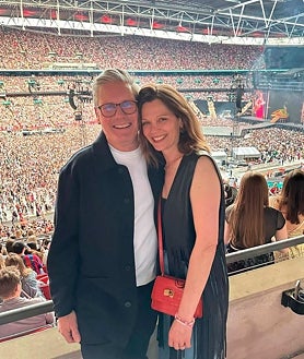 Imagen secundaria 2 - Victoria Starmer apuesta por looks en tendencia, clásicos y atemporales. 