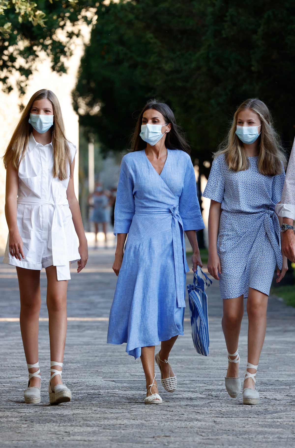 Doña Letizia también sabe llevar cortes asimétricos, como hizo con este bonito vestido cruzado en azul. 