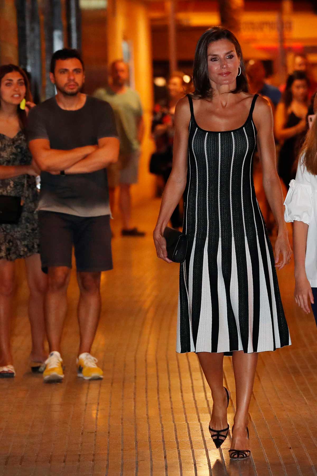 Resaltando su bronceado, la monarca llevó este elegante diseño de rayas blancas y negras. 