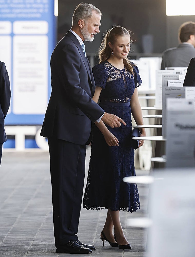 La Princesa de Leonor con vestido de encaje, tacones y pendientes largos de zafiros.