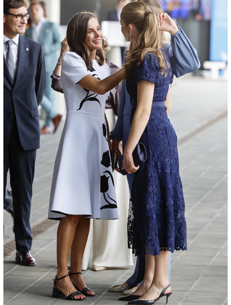 La Reina Letizia, pendiente de su hija, la Princesa de Asturias.