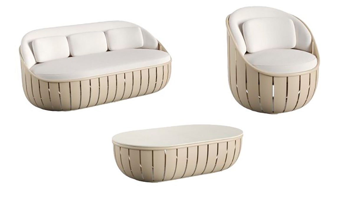 Modernos y elegantes muebles de exterior de Gandía Blasco, de la colección diseñada por Soren Rose y bautizada Arena. Fabricados en aluminio, hay acabados en diversos tonos. Mesa de 120x70x32 (2.160 €), sofá de 170x90x70 (desde 3.420 €) y sillón de 90x70 cm. (desde 2.200 €).