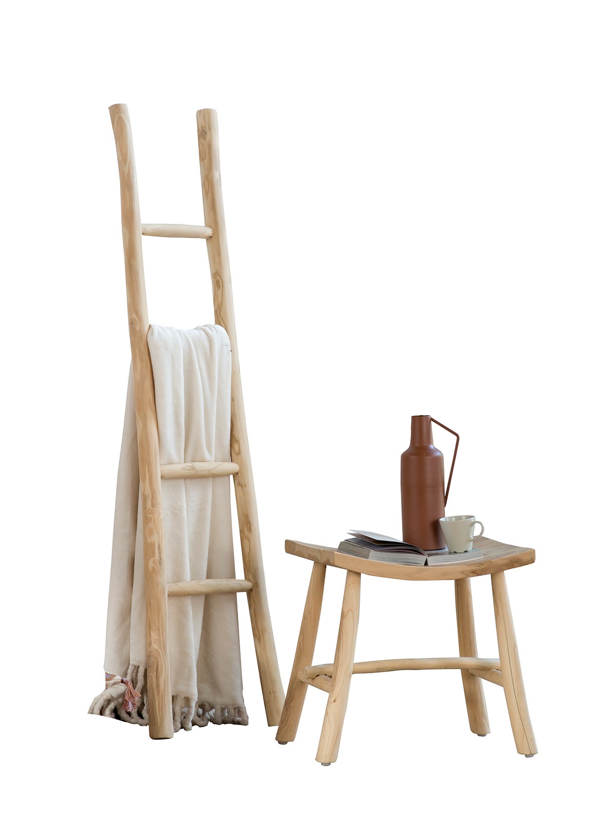 Mesa auxiliar Nusa, de Banak (109 €), para dar servicio y añadir un toque de calidez y ergonomía. Mide 50x40x55 cm.