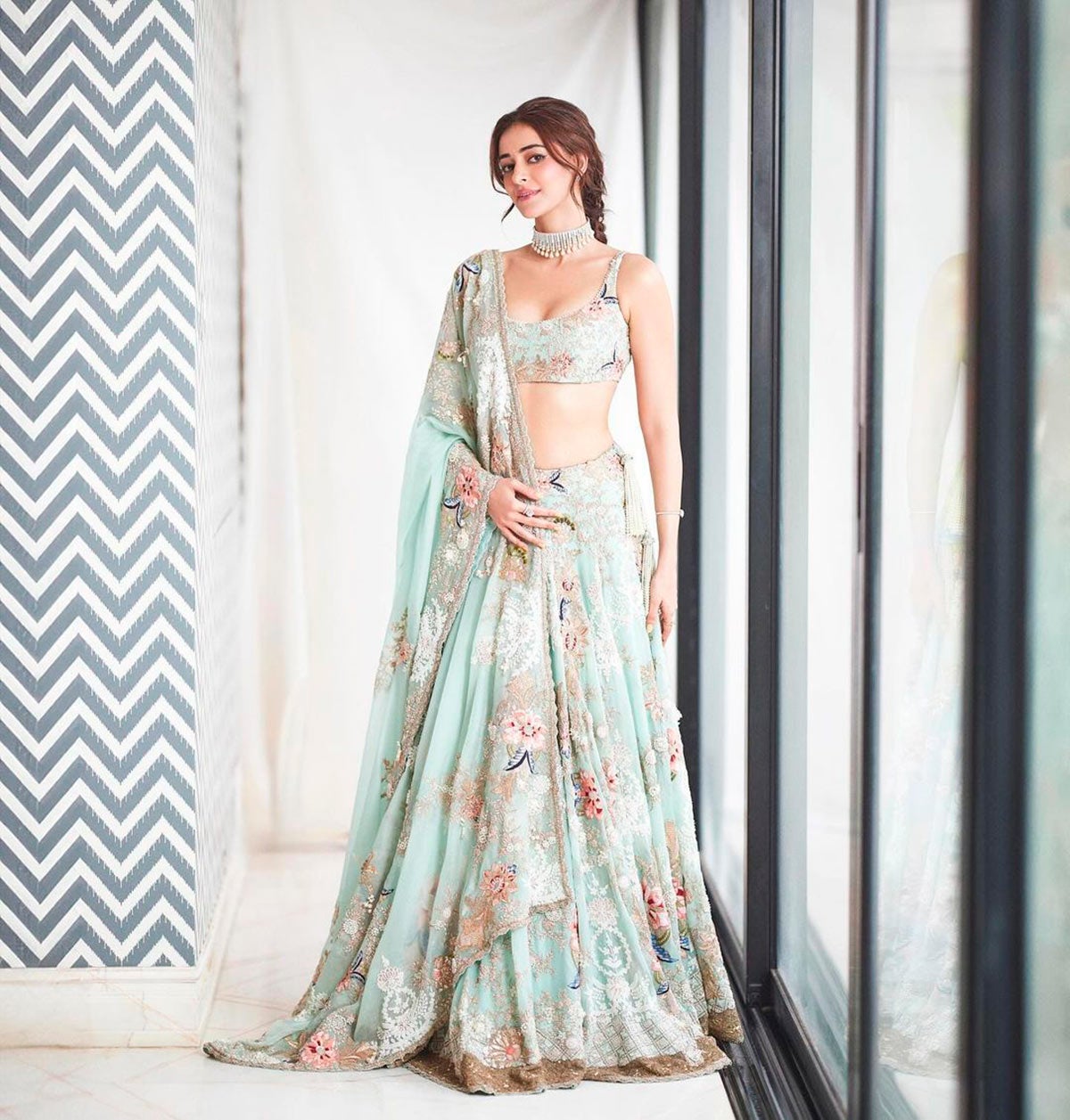 La actriz india Anayna Panday llevó un look compuesto por un 'crop top', una larga falda y un abrigo en color verde pastel y repleto de aplicaciones brillantes. 