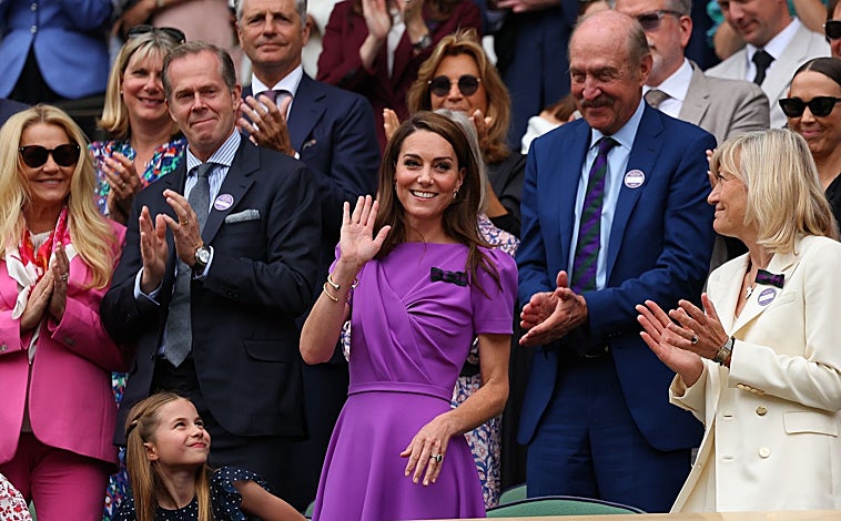 Imagen principal - Los detalles del estilismo de Kate Middleton en la final de Wimbledon 2024