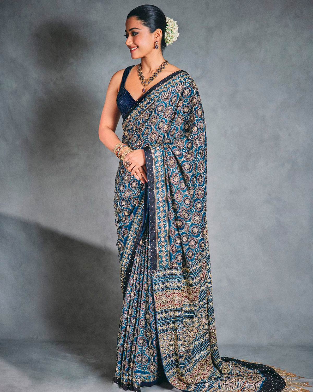 Rashmika Mandanna llevó un 'Sari' confeccionado a medida por NTK Ajrakh en color azul marino. 