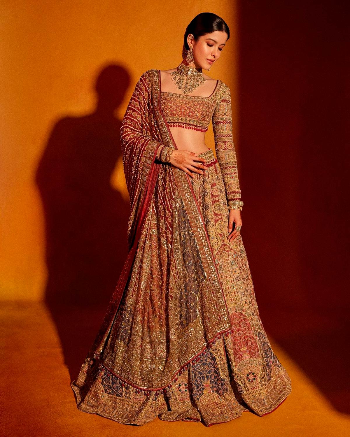 Shanaya Kapoor apostó por un look estampado en tonos tierra compuesto por una voluminosa falda, una capa y un 'crop top' de manga larga. 