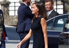 La Reina Letizia y el perfecto look de verano en la Escuela Naval de Marín