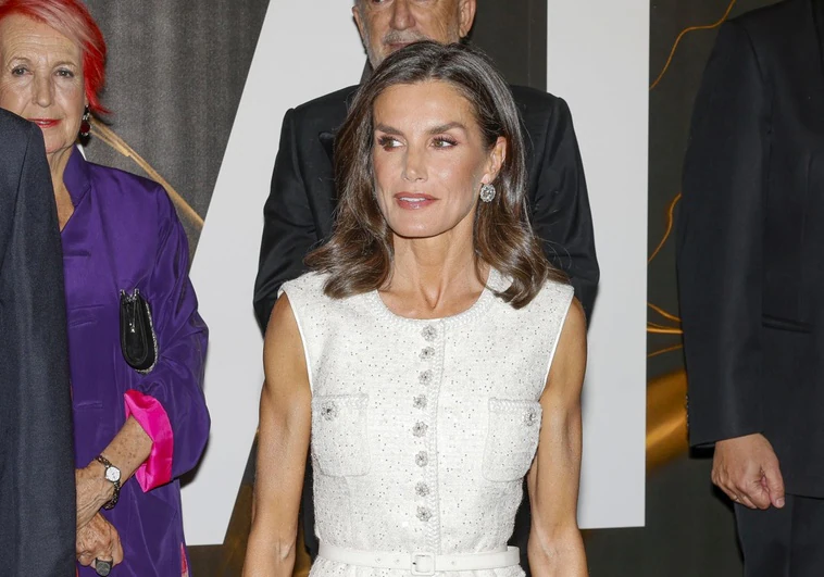 La Reina Letizia vuelve a triunfar con un vestido trampantojo en los Premios Cavia 2024