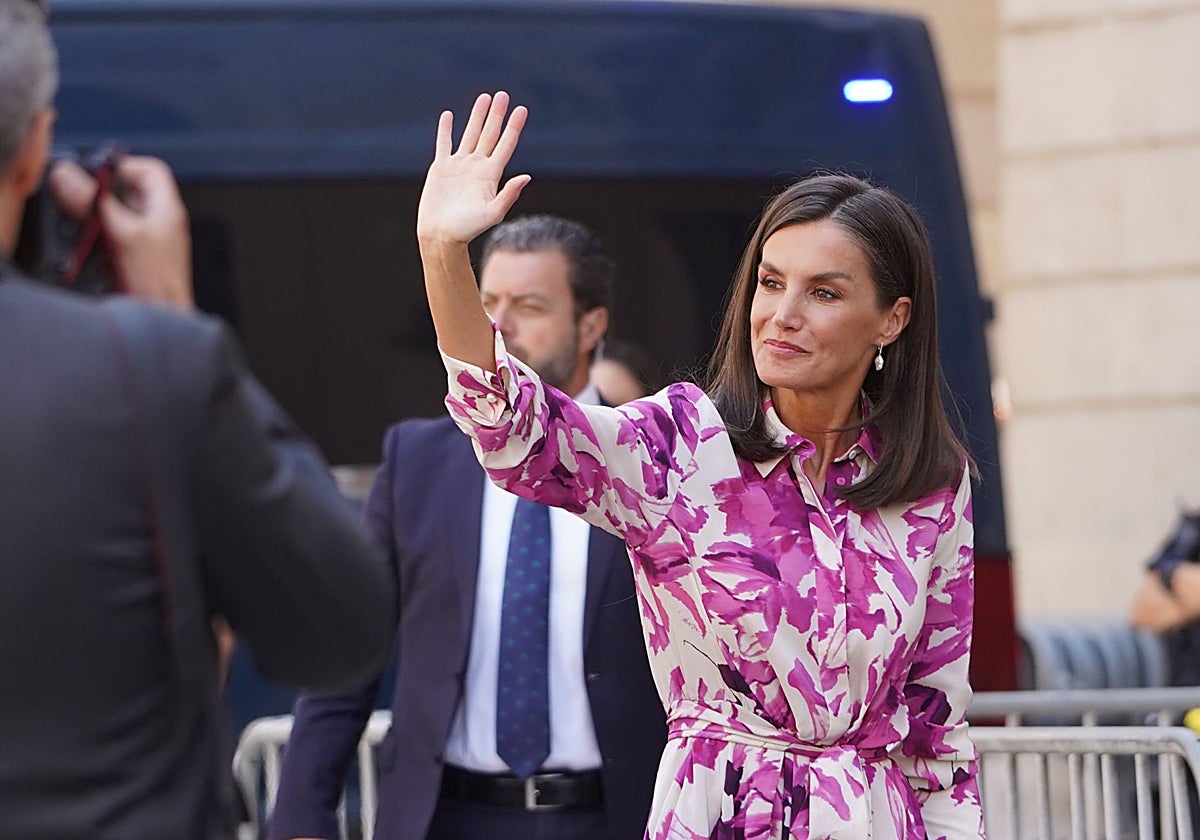 La Reina Letizia estrena un vestido camisero de Carolina Herrera de 850 euros.
