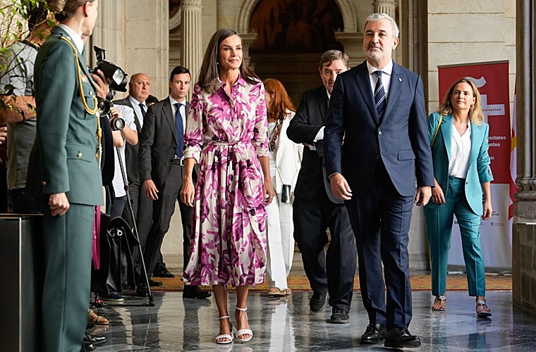 La Reina con su nuevo look a la llegada al Ayuntamiento de Barcelona.