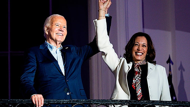 Kamala Harris llevó un pañuelo en el cuello en rojo, blanco y negro para la celebración del 4 de julio de 2024.
