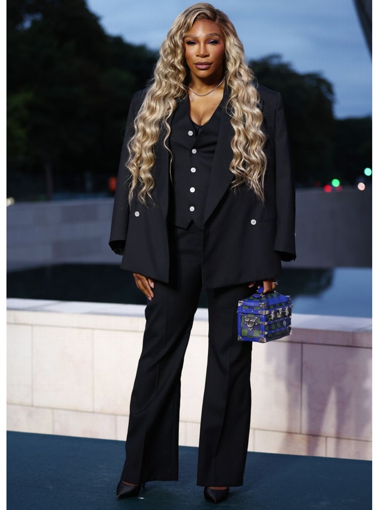 Serena Williams con traje sastre de Louis Vuitton.