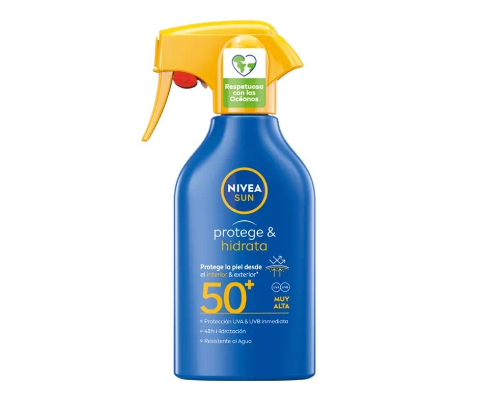 Loción Solar Nivea Sun Protege & hidrata SPF 50+. Una crema solar corporal que ofrece protección UV inmediata e hidratación en la piel de hasta 48 horas, gracias a una fórmula que, además, es respetuosa con los océanos. Incluye vitamina E, antioxidante natural, que activa el mecanismo de defensa de la piel y la mantiene hidratada. Es resistente al agua. Su precio: 11,25 euros.