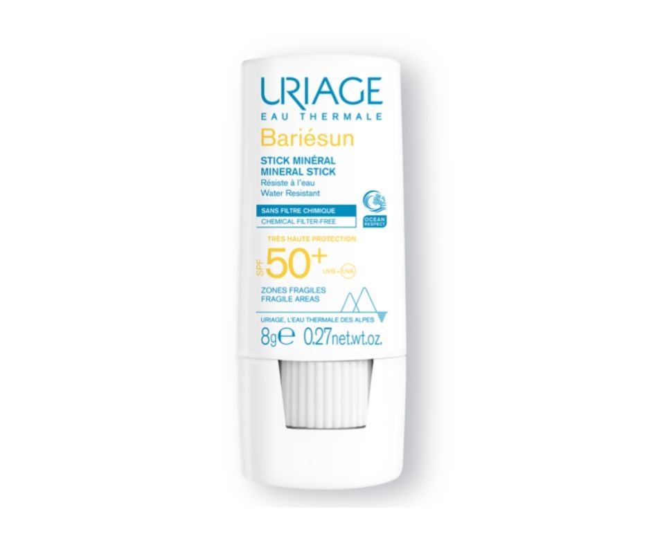 Bariésun Stick Mineral SPF 50+ de Uriage. Este stick de muy alta protección está especialmente diseñado para las pieles intolerantes a los filtros químicos, a las fragancias y a los conservantes, y para las pieles más frágiles. Fácil de aplicar y resistente al agua, egarantiza una protección y una tolerancia muy alta para las zonas más frágiles de la piel (cicatrices, nariz, manchas oscuras, etc.). Enriquecido con manteca de karité y vitamina C y E, el stick proporciona una intensa protección contra la sequedad y tiene una acción antioxidante. Precio: 12 euros.