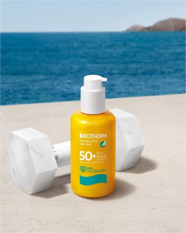 Waterlover Sun Milk SPF 50+ de Biotherm. Una leche solar ecodiseñada, que no deja marcas blancas, con un delicioso aroma, y una textura hidratante de rápida absorción. Incluye una combinación de Life Plankton calmante y regenerador junto a la vitamina E antioxidante para ayudar a limitar el daño oxidativo de los rayos UVA. Su precio: 39,99 euros, en Sephora. 
