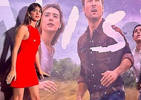 Imagen secundaria 1 - Daisy-Edgar Jones apuesta por looks en tendencia para el estreno de su película en diferentes lugares del mundo.