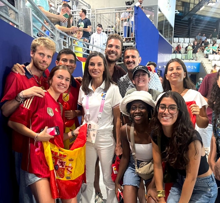 La Reina Letizia con polo y vaqueros blancos, el look que llevó para presenciar el partido de waterpolo femenino.