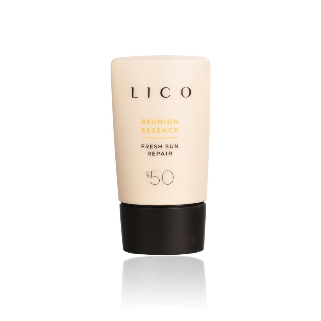 Fresh Sun Repair Essence SPF 50 de Lico Cosmetics. Un protector solar de textura fluida y rápida absorción, con un delicado olor a vainilla y una fórmula que protege la piel del sol, a la vez que la mantiene a salvo del fotoenvejecimiento. Está formula con filtros orgánicos de nueva generación y un activo vegetal -el extracto de Chayote-, un filtro biológico que es capaz de multiplicar por 10 el número de células madre de la piel. Este filtro disminuye la formación de radicales libres, tras la exposición solar, aumenta la síntesis y la actividad de las enzimas de reparación y recupera el colágeno y la elastina. Su precio: 39,90 euros.