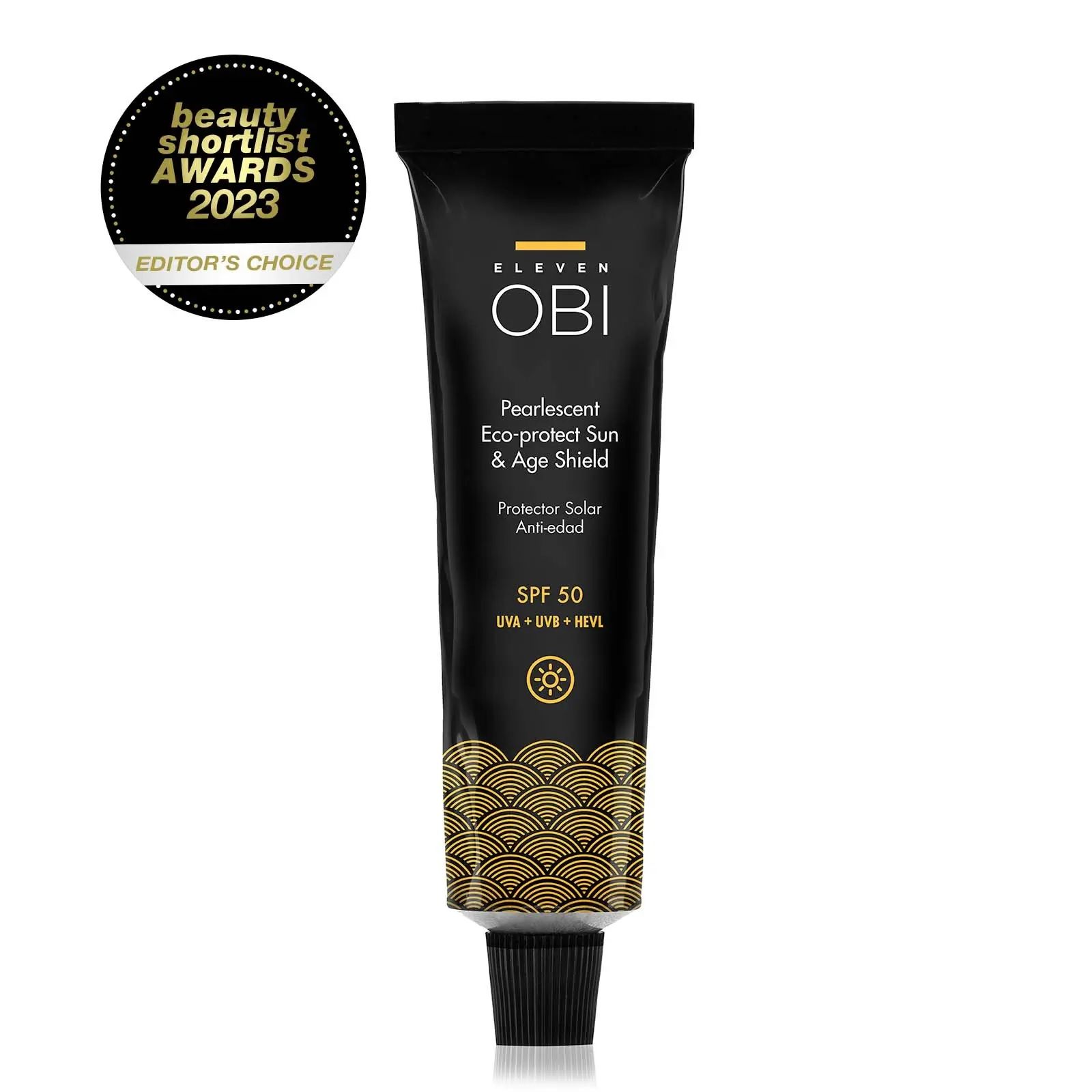 Crema solar Pearlescent Eco Protect Sun & Age Shield SPF 50 de Obi Eleven. Una crema solar, con filtros físicos, que protege de los rayos UVA, UVB y luz azul, a la vez que trata los signos del envejecimiento y mantiene la piel hidratada. Su acabado perlado con pigmentos reflectantes no solo actúan como escudo contra la luz solar, también llenan de luz la piel dándole un aspecto radiante. Además reduce el aspecto de las arrugas y protege contra la contaminación atmosférica. Su precio: 33,50 euros.