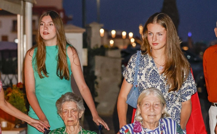 Imagen principal - La Heredera estrenó un vestido de Karl Marc John que está rebajado ahora, y el bolso Isabelle de Sézane. 