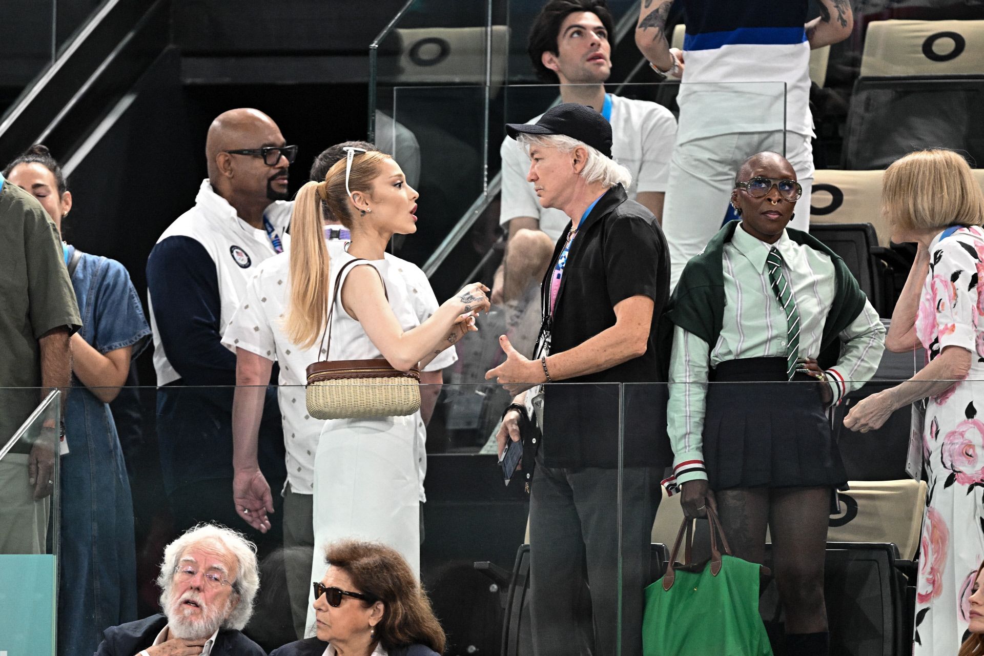 Ariana Grande prefirió un estilo más sofisticado, con un vestido blanco que acompañó de un bolso de rafia y gafas de sol tambiénen color blanco. 