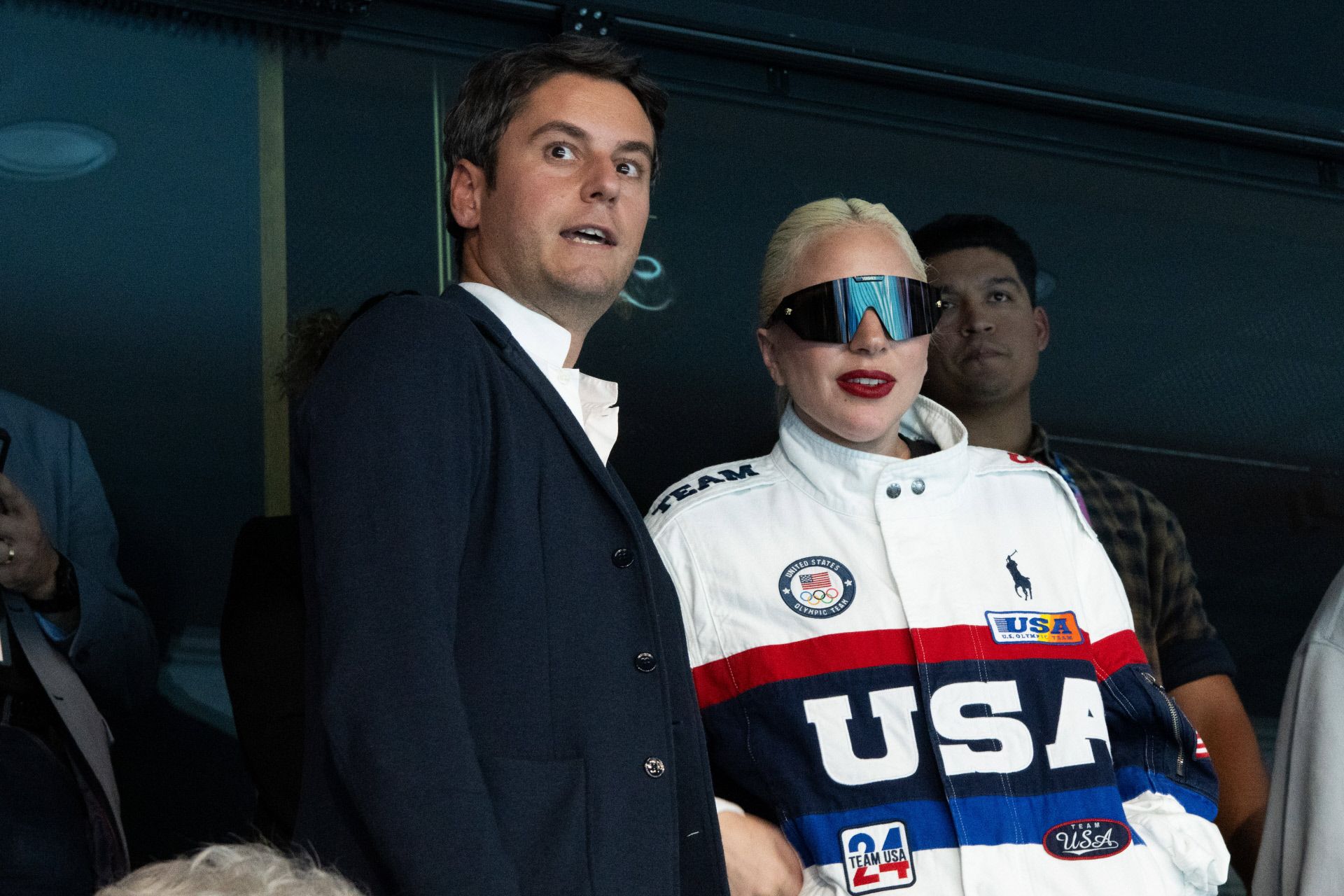 Lady Gaga se dejó ver en las gradas  del estadio La Défense Arena con la bomber oficial del equipo olímpico de Estados Unidos. No faltaron su maxi gafas y los labios rojos. 