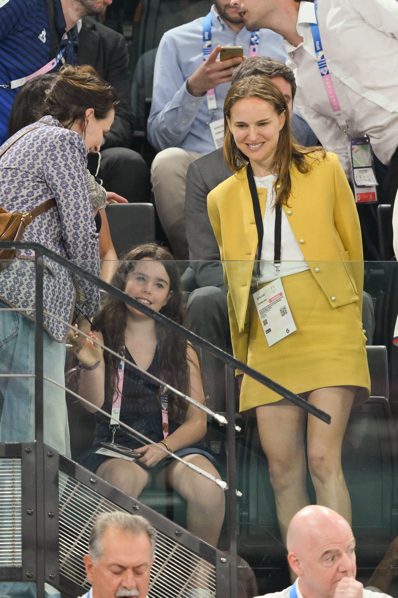 Natalie Portman acudió a la competición de gimnasia artística, con un traje de color mostaza, compuesto por minifalda y chaqueta corta. Lo combinó con zapatillas deportivas para darle un toque más informal. 