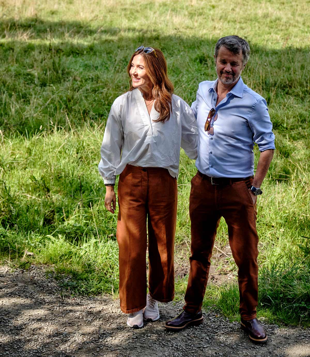 Con un estilo más casual, Mary de Dinamarca combinó el mismo look con unas zapatillas de deporte. 