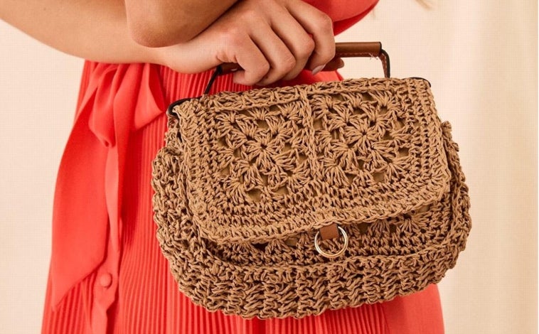 Imagen principal - Bolsos de Polín et Moi (24,99€), Parfois (24,99€) y Pull & Bear (15,99€)