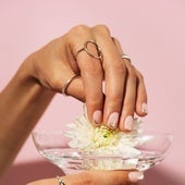 'Glass nails', la manicura brillante, la tendencia de uñas del verano