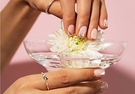 'Glass nails', la manicura brillante, la tendencia de uñas del verano