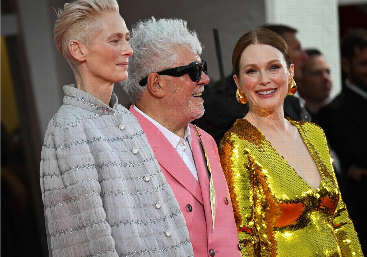 Pedro Almodóvar junto a Julianne Moore y Tilda Swinton en Venecia