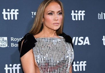 El vestido de la venganza de Jennifer Lopez deja al descubierto sus curvas