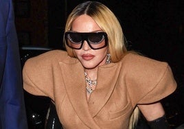 El excéntrico look de Madonna  con gafas de sol dobles en la Semana de la moda de Nueva York