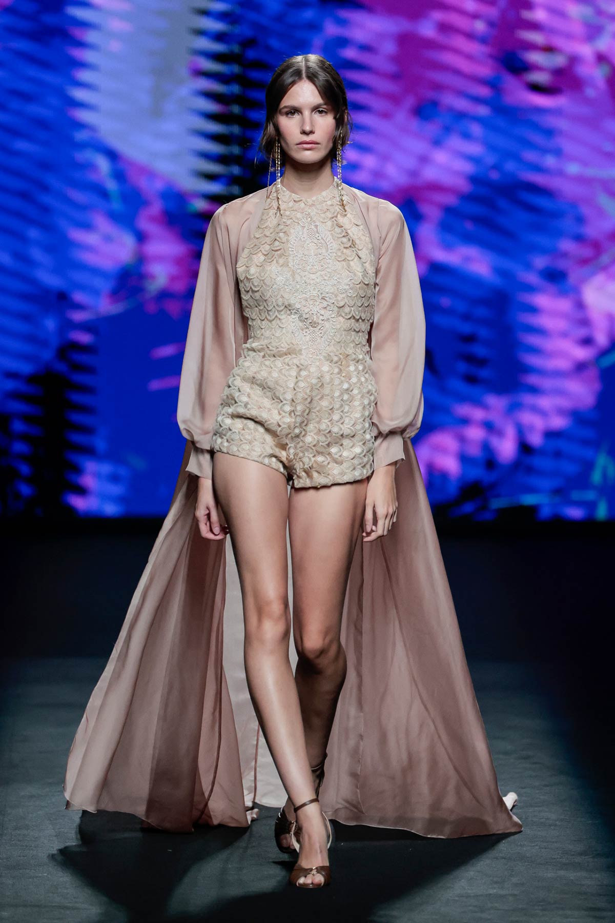 Las gasas y tules de seda, aportan profundidad y movimiento a cada diseño