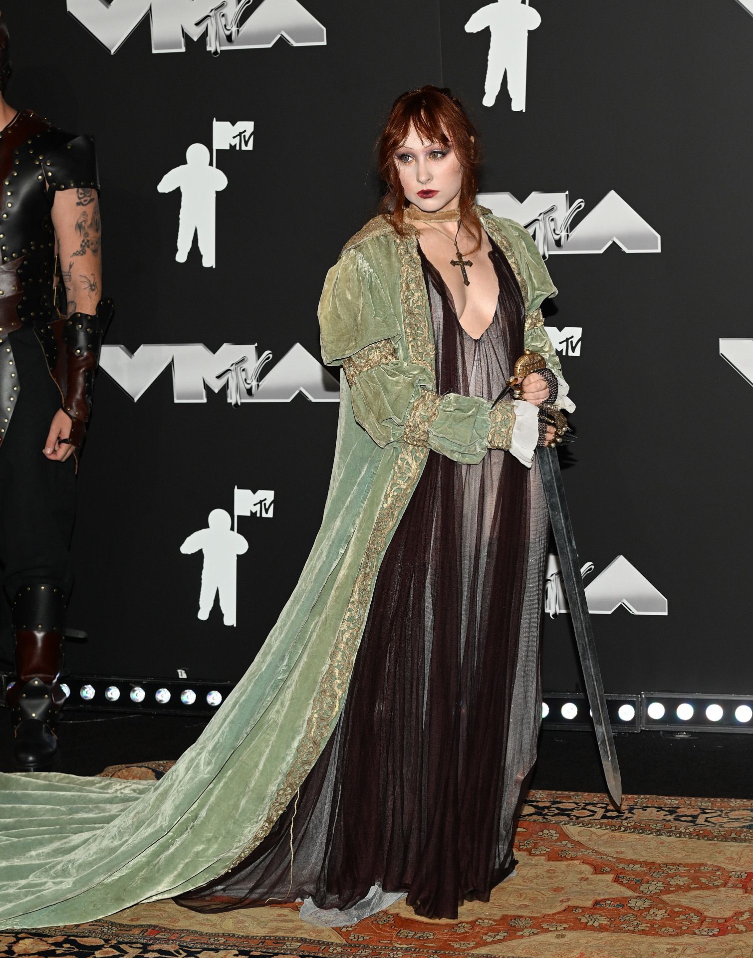 La cantante estadounidense Chapell  Roan eligió un vestido barroco de Y/Project.