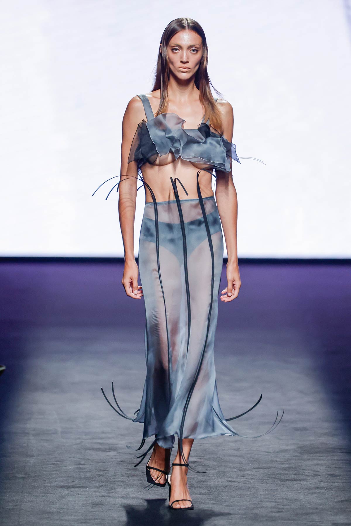 Las semitransparencias, otro elemento principal en el desfile.