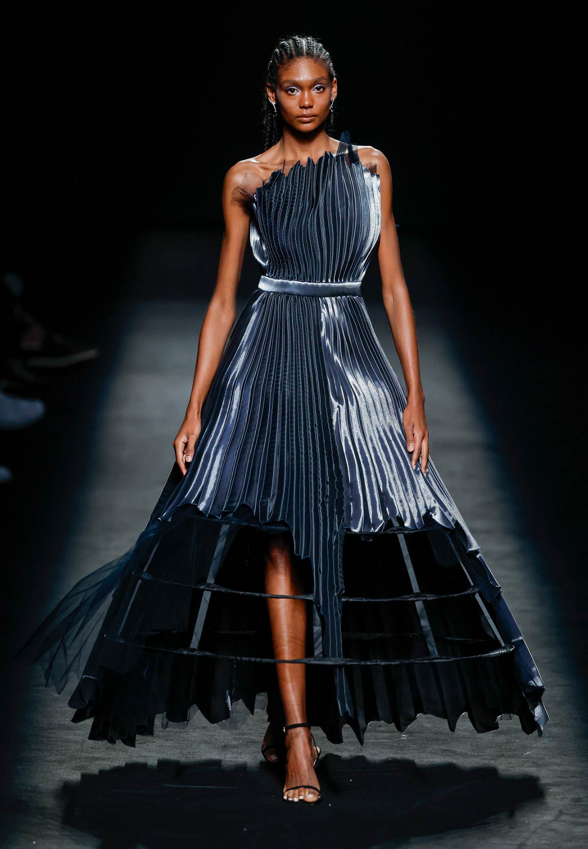 Los tejidos plisados y los escotes palabra de honor han llegado a la primera jornada de la MBFW. 