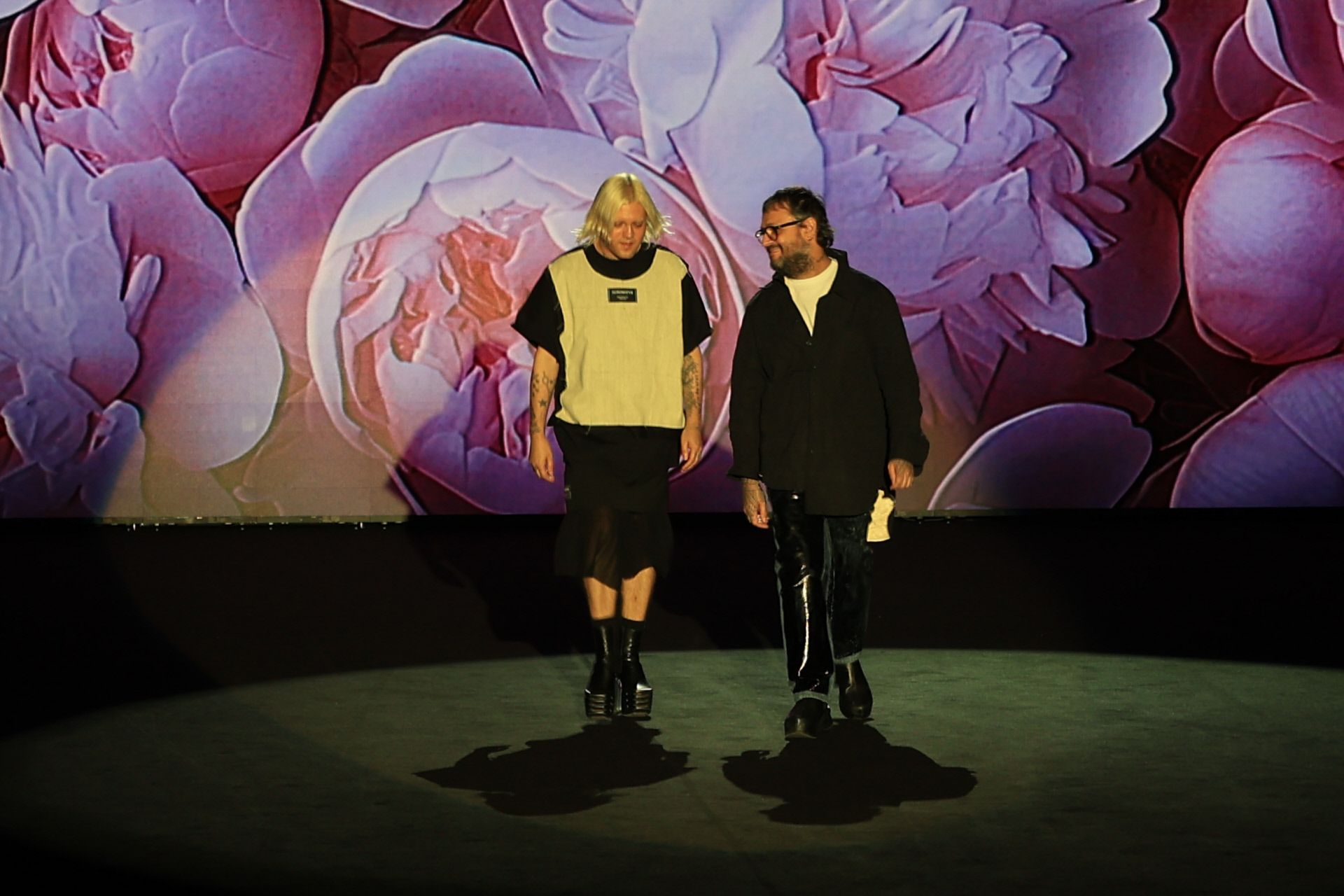 Xavi García y Franx de Cristal, fundadores de Acromatyx, salen a saludar tras la presentación de la colección en Cibeles. 